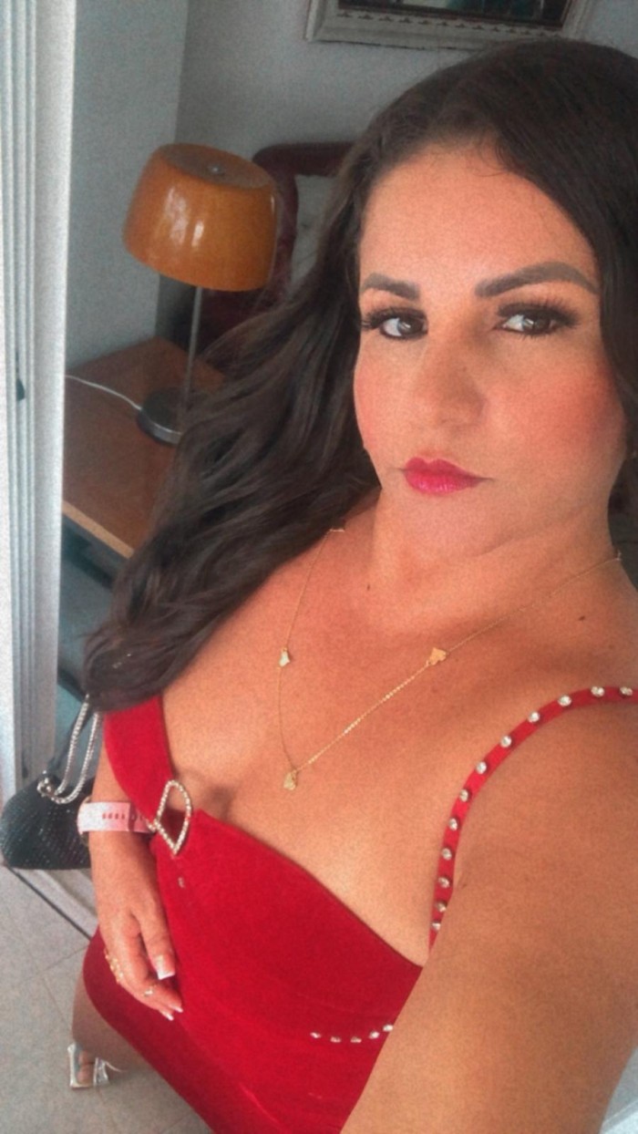 Femenina, auténtica y con ganas de buena compañía