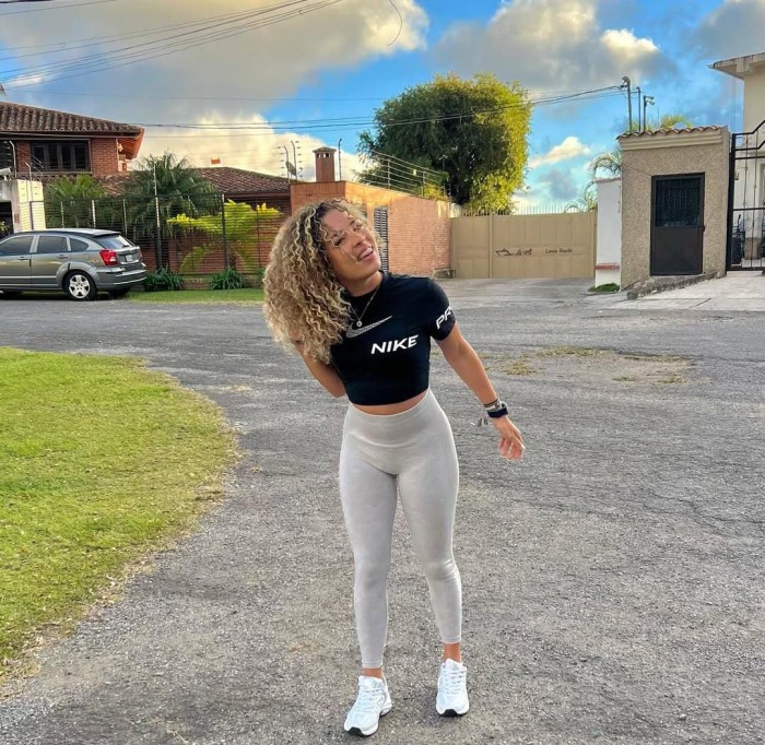 EN ALMERIA ARDIENTE SENSUAL JOVENCITA DE FINAS CUR