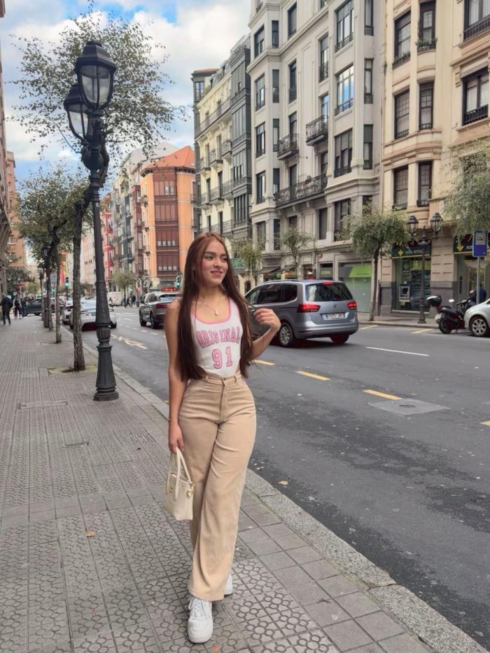 Teen jovencita muy sexy y entregada a la pasion