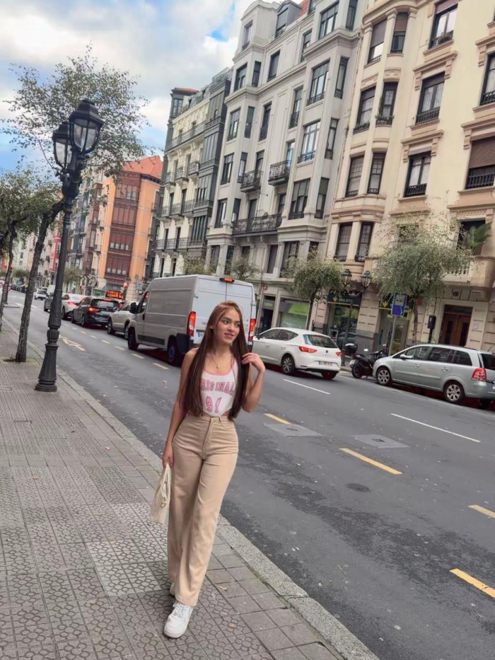 Teen jovencita muy sexy y entregada a la pasion