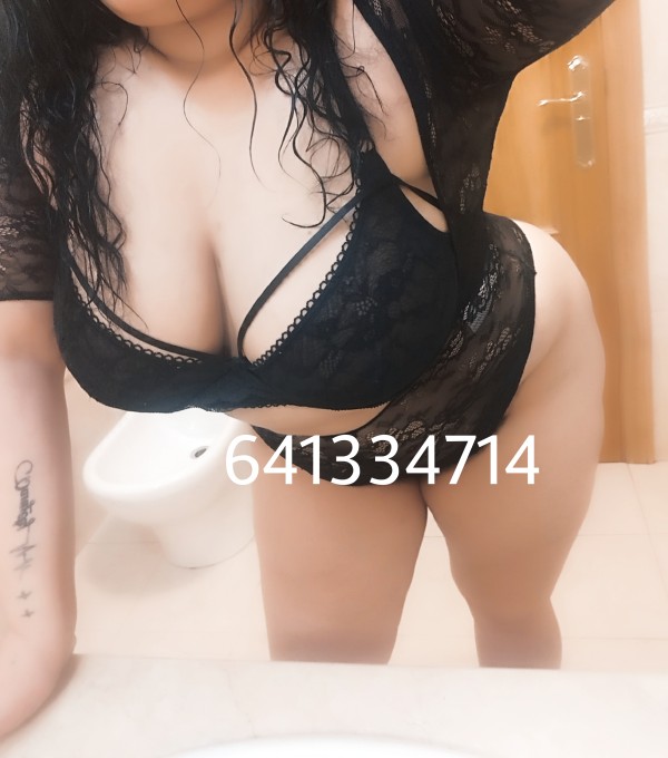 Cariñosa trato de novios beso caliente