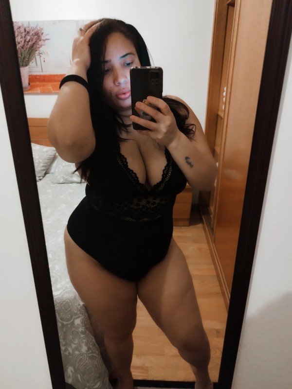 Cariñosa trato de novios beso caliente