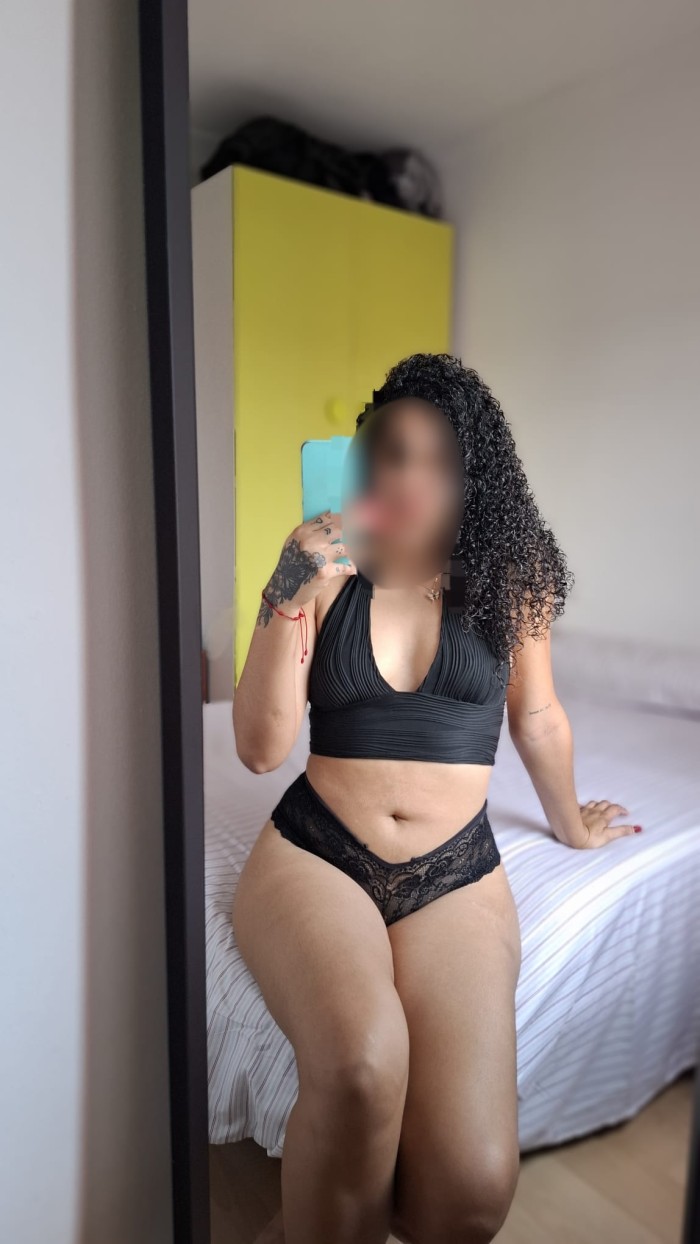 TU CHICA DE CURVAS PERFECTAS LATINA NOVEDA SOLO PARA TI