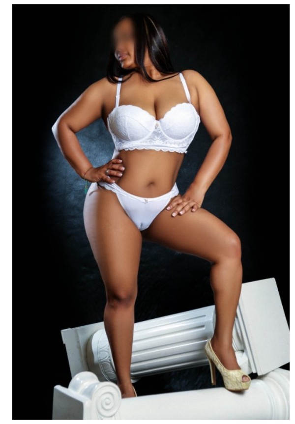 Morena cachonda fiestera