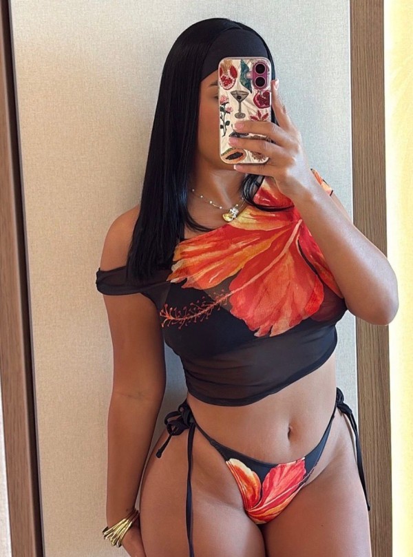 Chica juguetona y muy ardiente