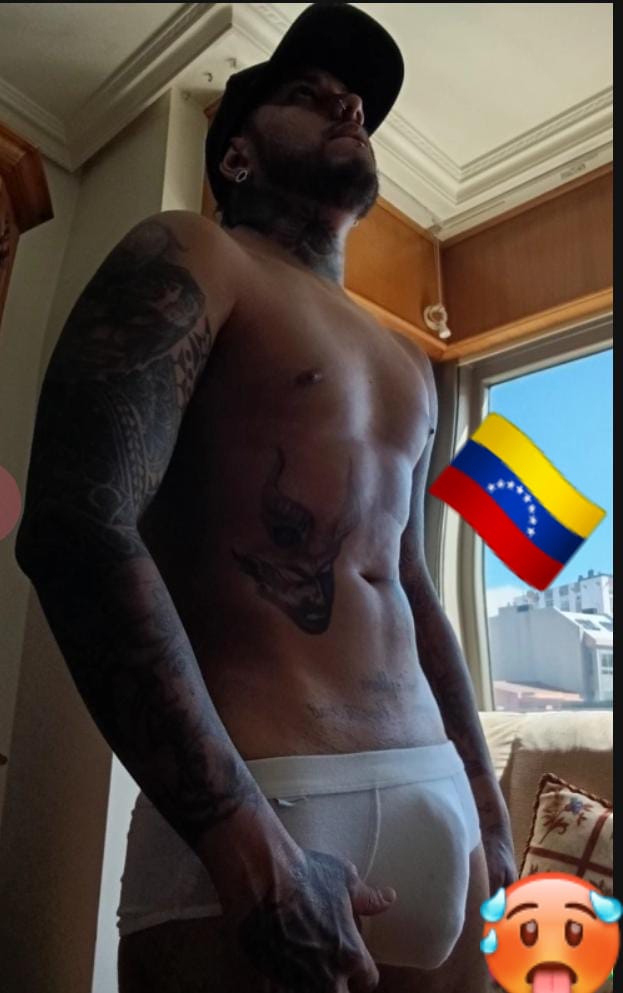 Tatuado Joven Dominante y Fiestero