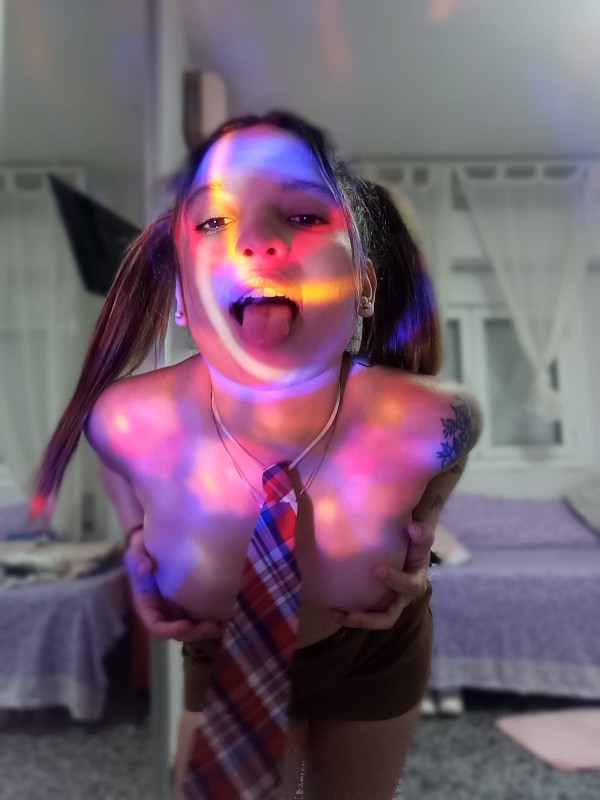 NOVEDAD JOVENCITA CALIENTE CON GANAS DE POLLA…