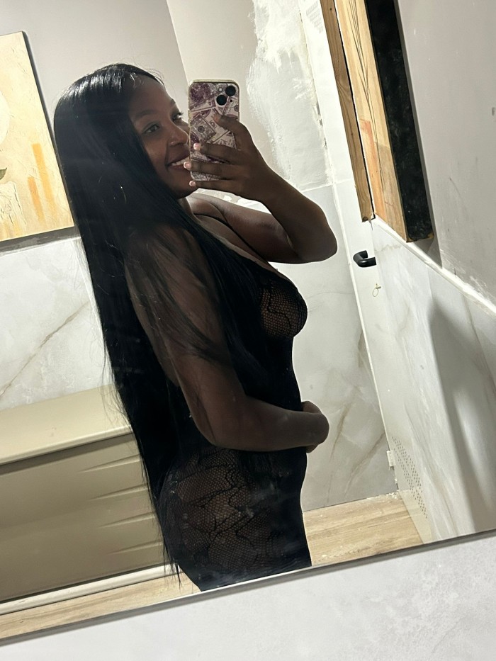 HERMOSA LATINA DIVERTIDA CON GANAS DE AVENTURA