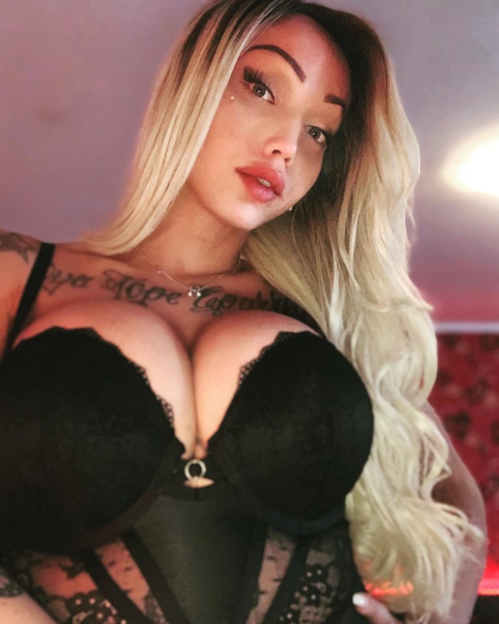 Pornstar Leona reina del vicio