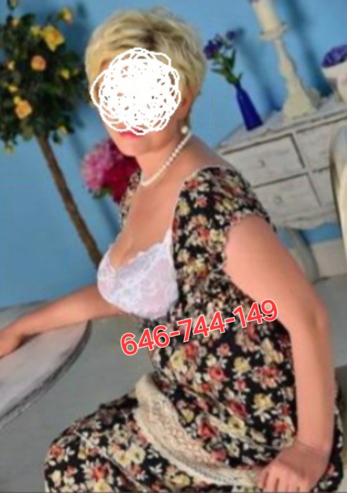 GALLEGA SESENTONA MADURITA ELEGANTE