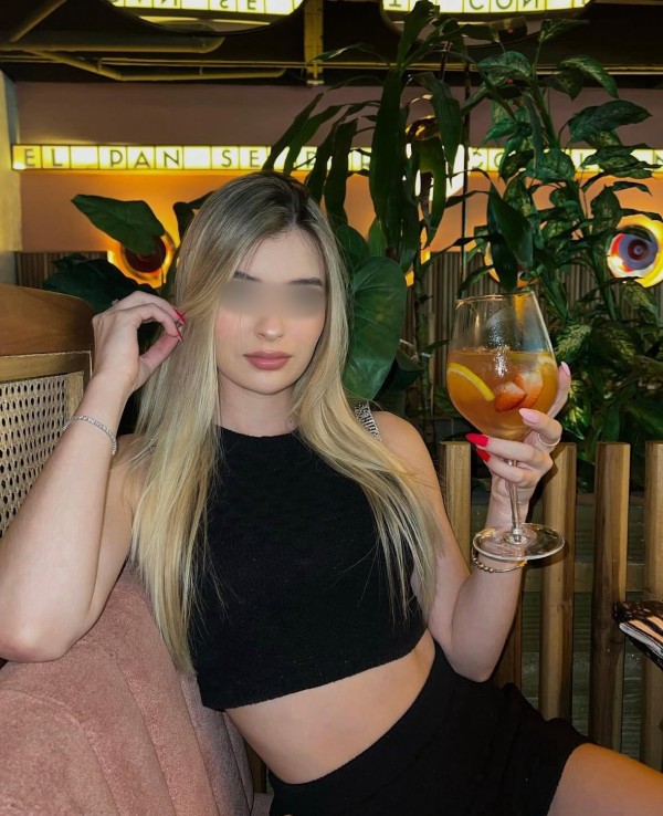 Joven masajista, simpática y risueña