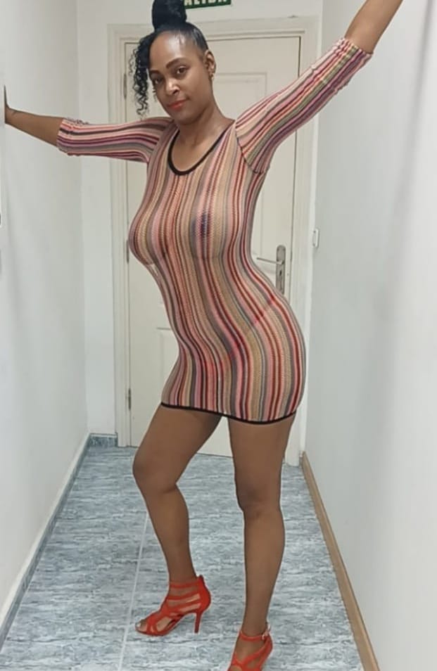 Cubana cerca del mercado de África foto reales