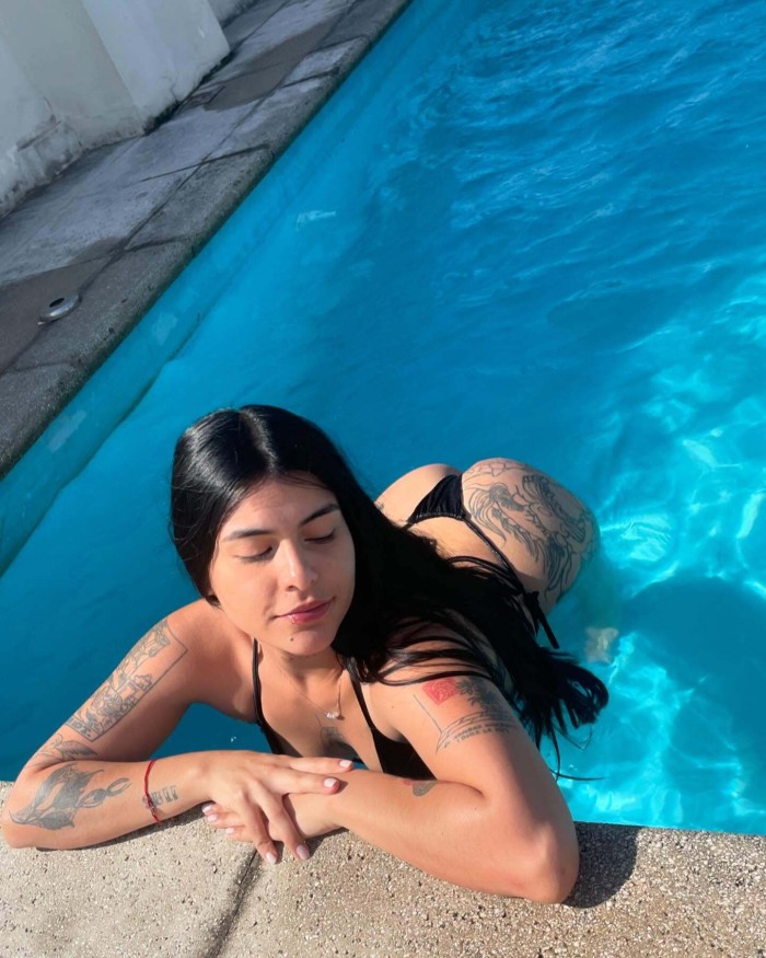 Debora la decoradora de pollas, 24 horas