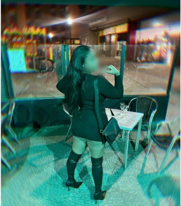 Morena cachonda y fiestera