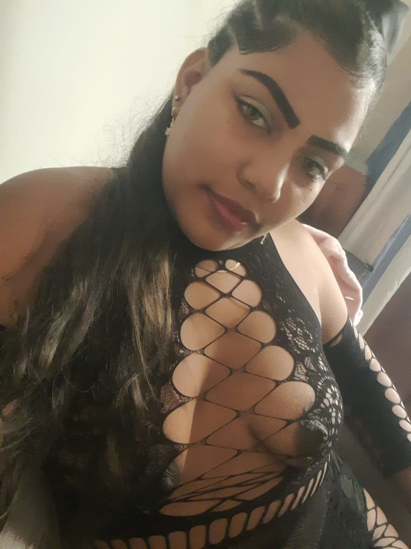 MORENA DIVINA EN NULES PARA EL PLACER Y LA FIESTA