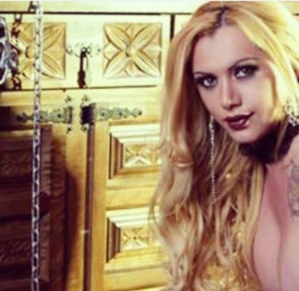 TRANS RUBIA DE LUJO PUTISIMA LA TRAGO A FONDO