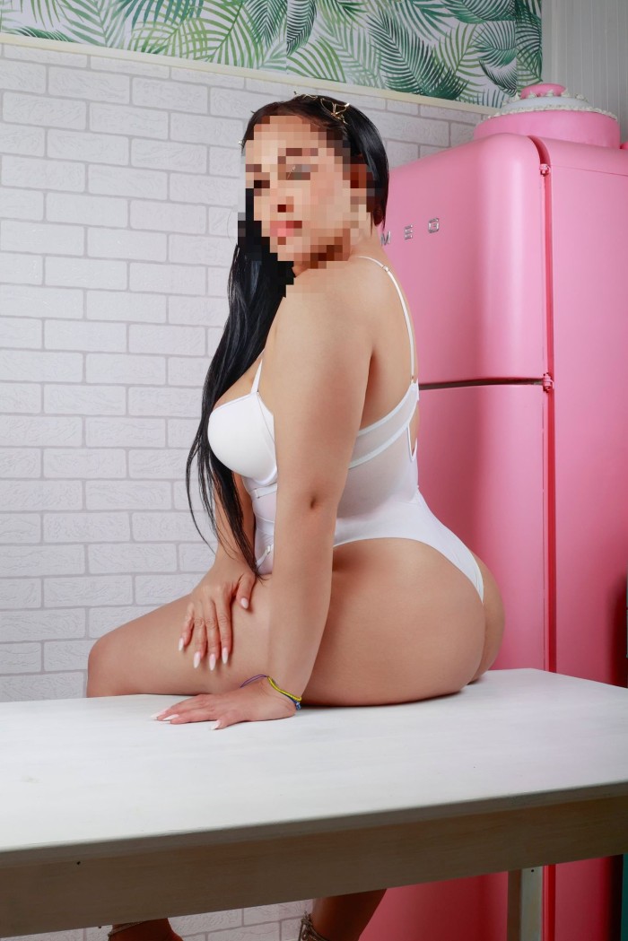 CON BUENAS CURVAS EN LA RAPITA KIARA