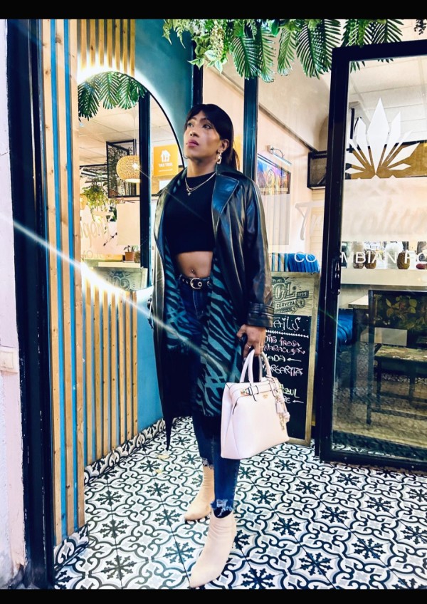 Michelle Paola latina con 20ctm x 6Pulgadas gatita a tus pies XL