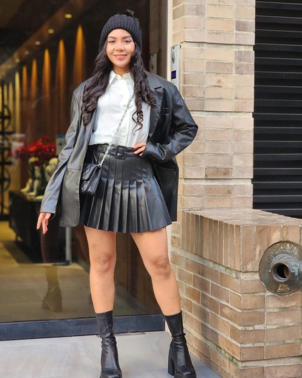 THALIA LAS AMERICAS. MUÑEQUITA CON EL CONEJITO MUY HÚMEDO!