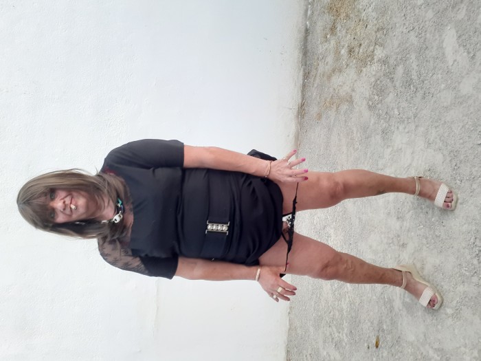 Hombre madurito bisex se viste de mujer