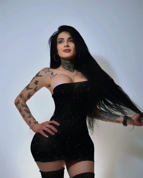 PAOLA LATINA, CARIÑOSA SIEMPRE ERECTA