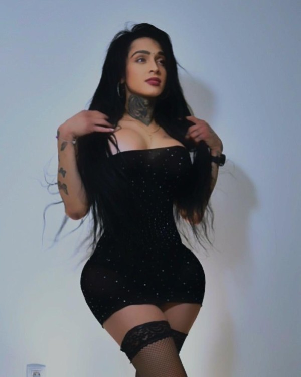 PAOLA LATINA, CARIÑOSA SIEMPRE ERECTA