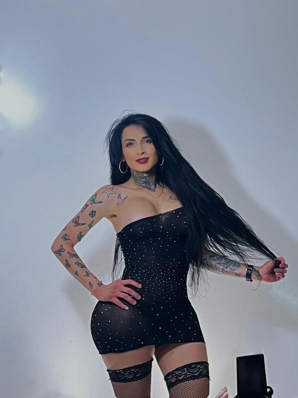 PAOLA LATINA, CARIÑOSA SIEMPRE ERECTA