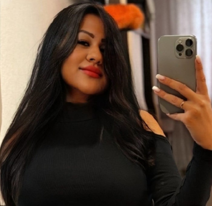 Estoy mojadita con ganas follar morena sensual