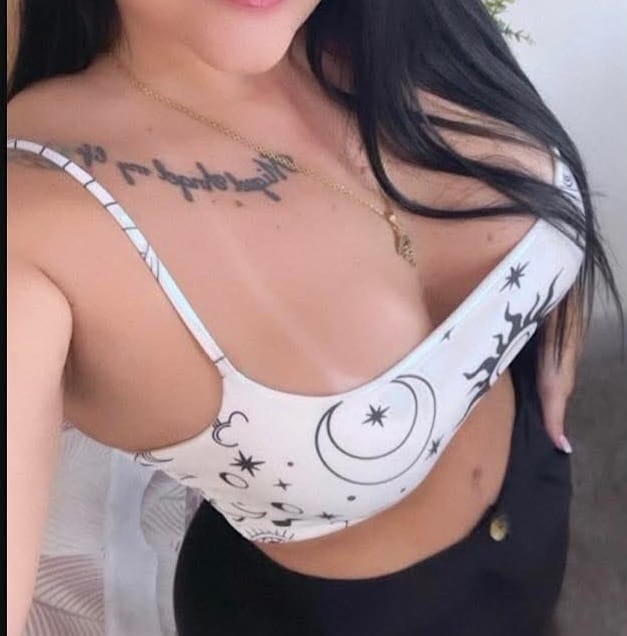 Latina muy educada y cariñosa