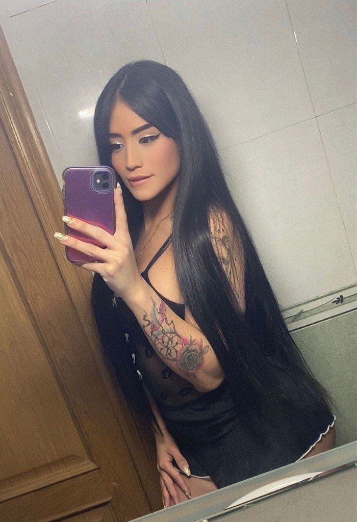 Trans preciosa carita de angel , polla de caballo