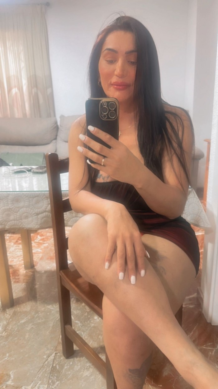 TRANS FEMENINA COMPLACIENTE FIESTERA EN EL ZAPILLO