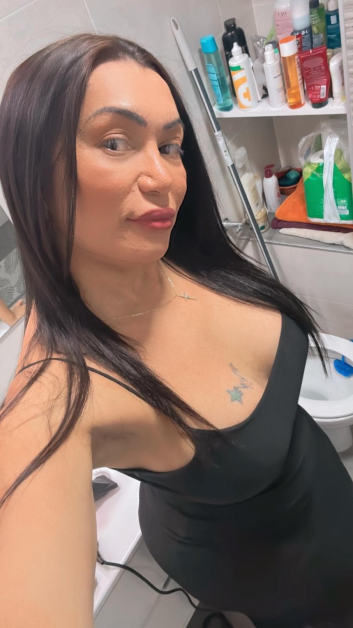 TRANS FEMENINA COMPLACIENTE FIESTERA EN EL ZAPILLO