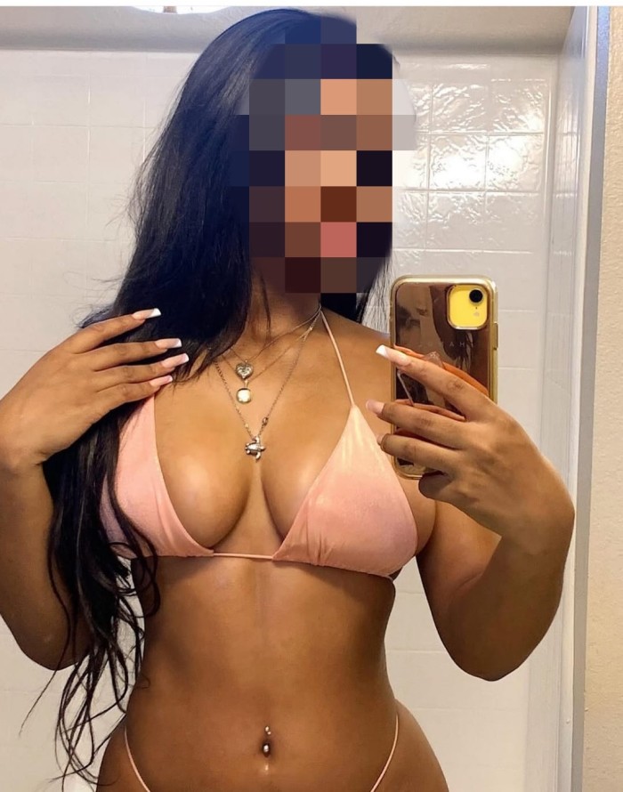 RICA MORENA CON COÑO APRETADO Y GANAS DE POLLA
