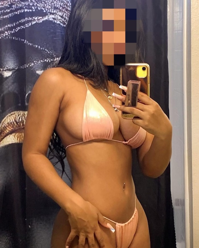 RICA MORENA CON COÑO APRETADO Y GANAS DE POLLA