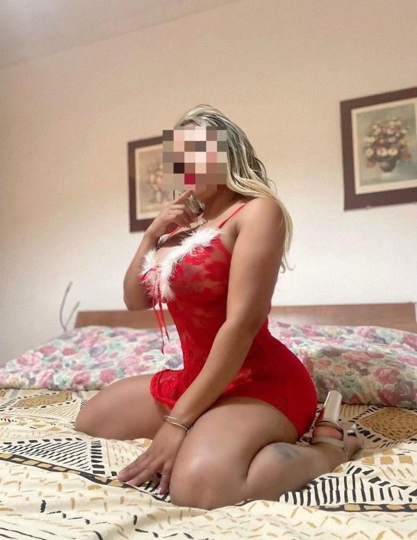 ESMERALDA EN SEVILLA, DELICADA Y CARIÑOSA