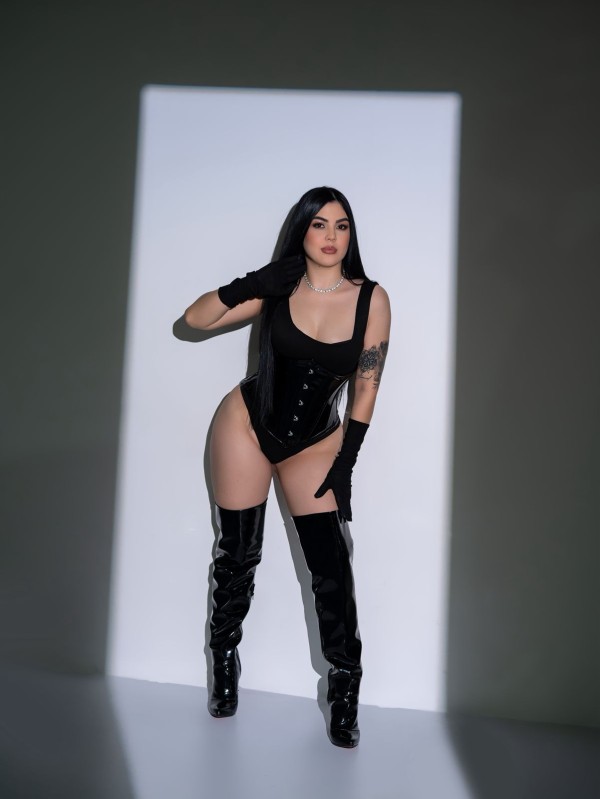 JOVEN FIESTERA, BOQUITA RICA PARA EL FRANCES MAS EXPLOSIVO