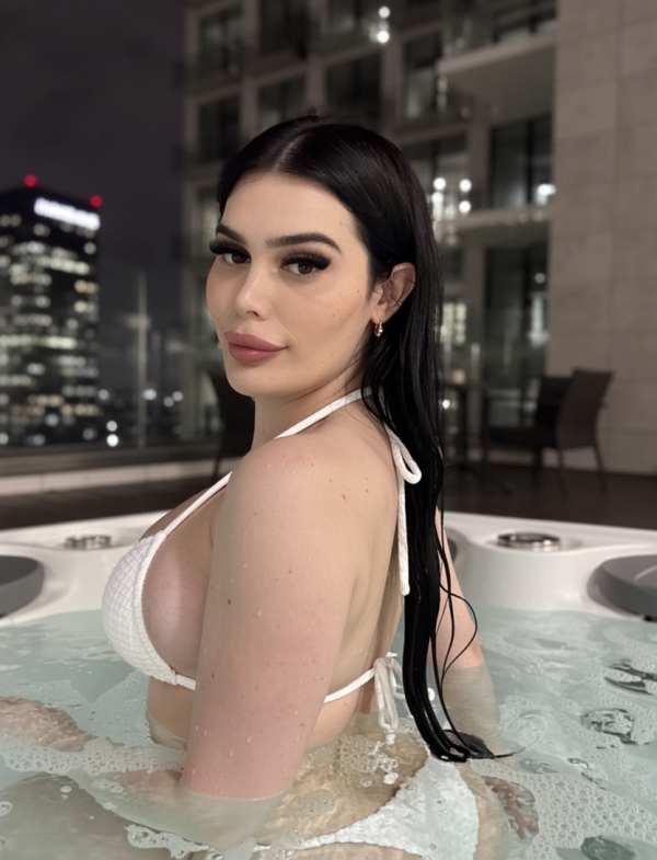 Hermosa y femenina 24 horas