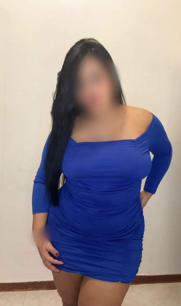 Preciosa jovencita curvi de culo grande