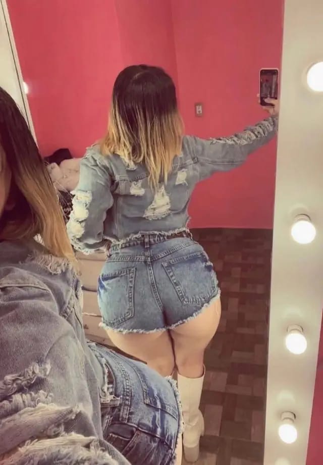 Colombiana rubia muy sexy viciosa en la cama