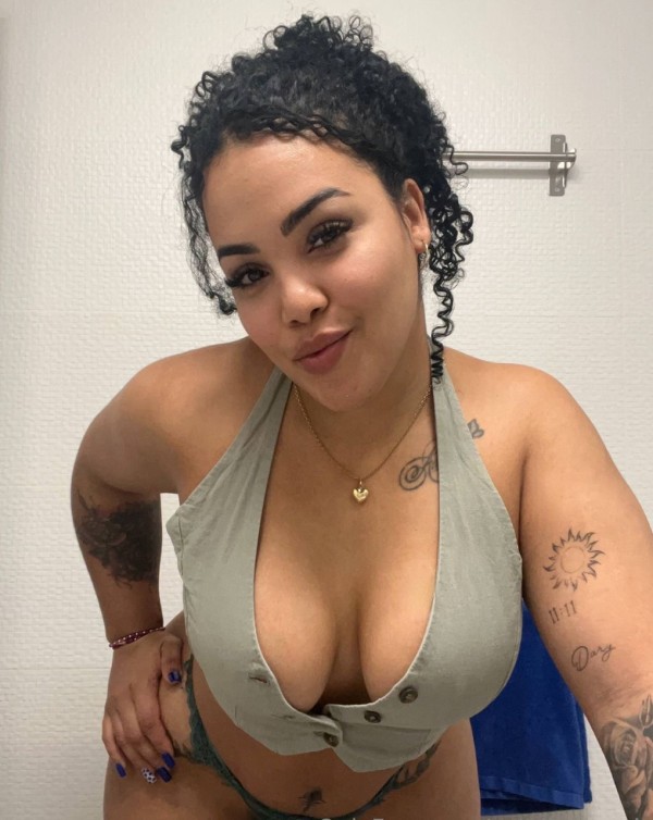 SARA VENEZOLANA JOVENCITA MUY CARIÑOSA Y CACHONDA