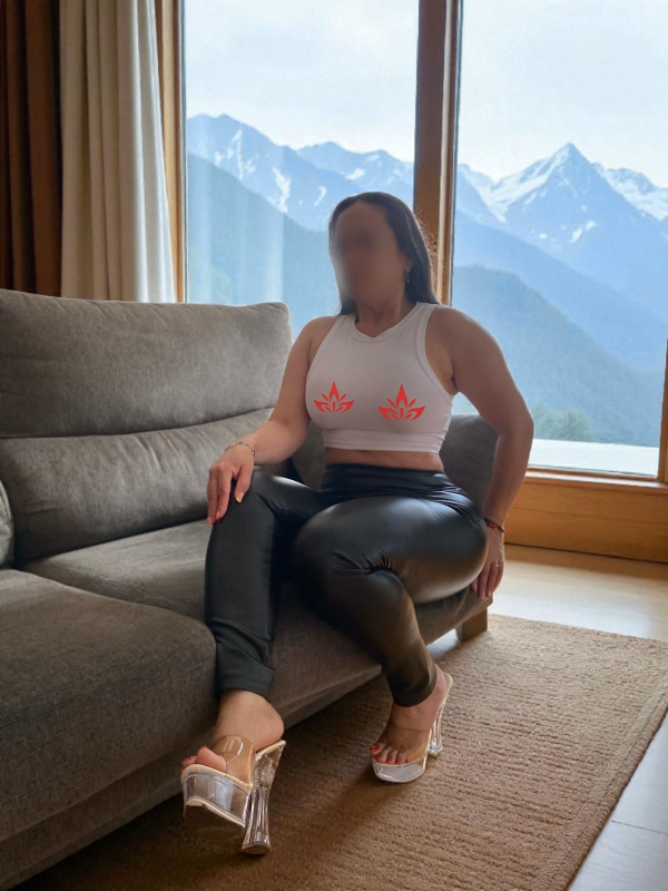 RECIEN LLEGADA ME MOLA EL DEDO EN MI CULETE ME PONE SUPER CACHONDA