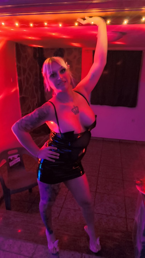 Dos dominas super jovencitas españolas rubias BDSM ABDL trio dúplex trio