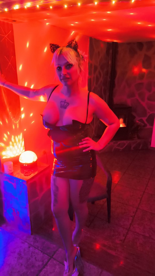 Dos dominas super jovencitas españolas rubias BDSM ABDL trio dúplex trio