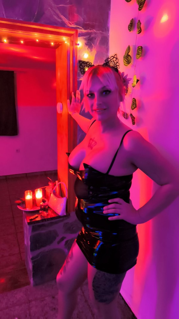 Dos dominas super jovencitas españolas rubias BDSM ABDL trio dúplex trio