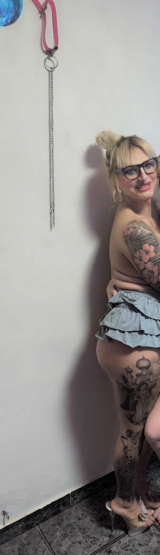 Dos dominas super jovencitas españolas rubias BDSM ABDL trio dúplex trio