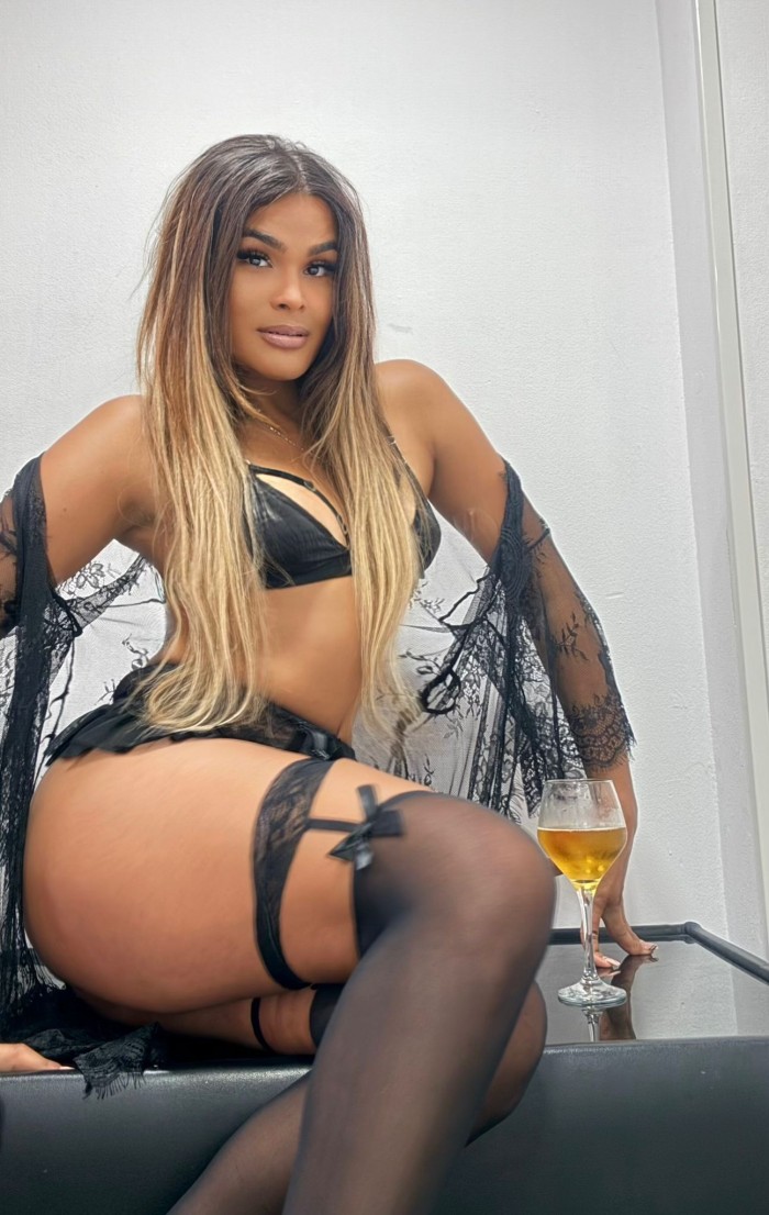 LATINA FOGOSA Y COMPLACIENTE EN SANTA CRUZ