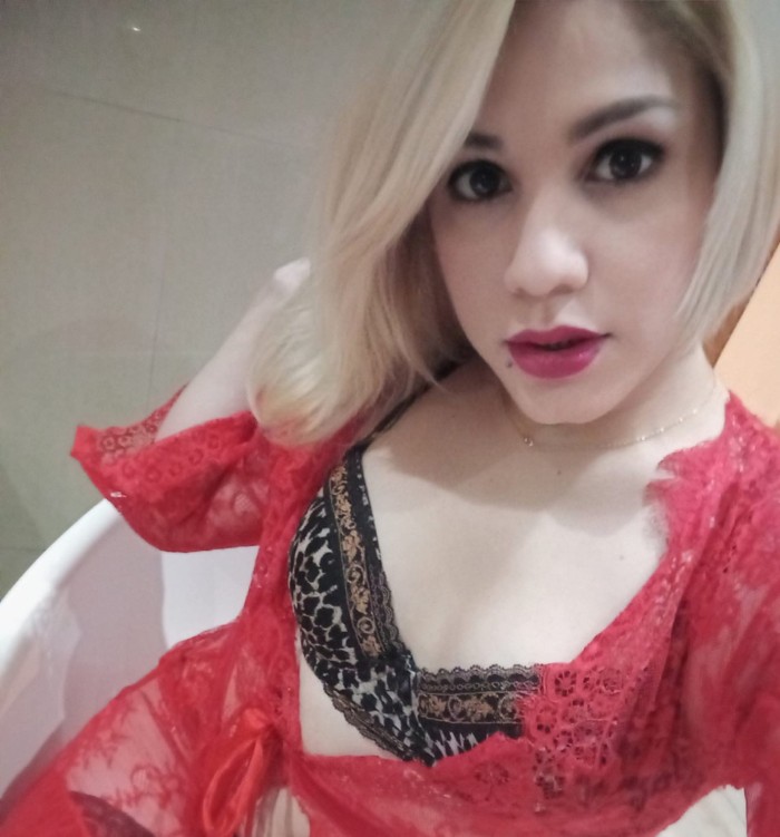 NOVEDAD RUBIA GUAPA FEMENINA TRANS