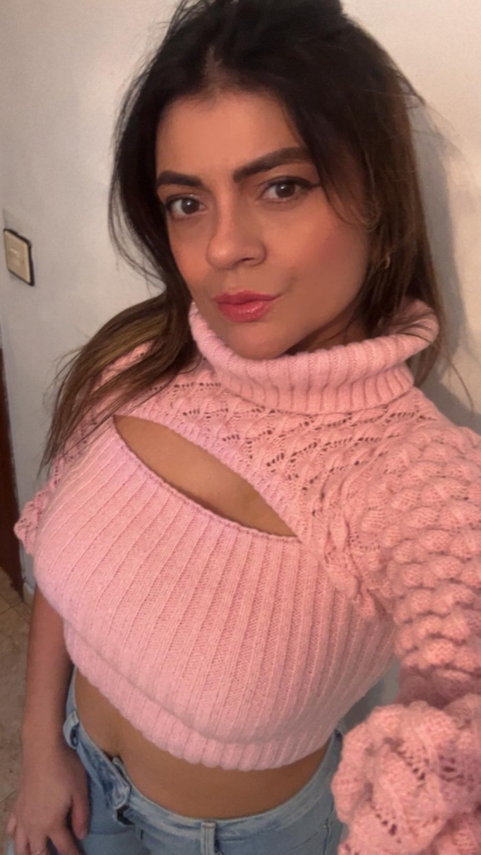 ANDO MUY HOTT VEN A QUITARME ESTE CALOR…