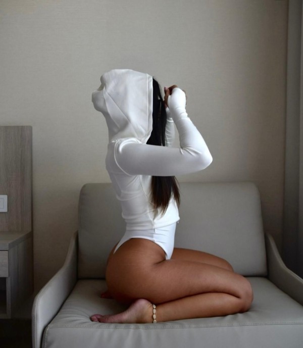 ESPAÑOLA COMPLACIENTE Y FIESTERA EN ALICANTE