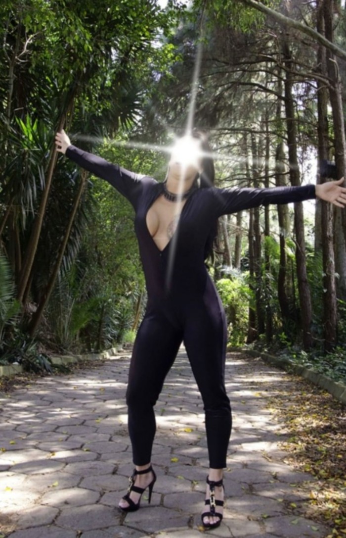 BELLA LATINA TODA UNA DIOSA RECIÉN LLEGADA LLÁMAME